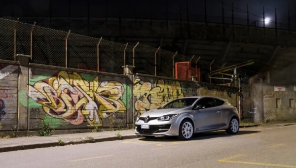 Honda Integra Type R DC2 e може би най-красивата кола с предно предаване, правена някога. Но пък достигна луди цифри на пазара.  Намирането за под 20 000 евро е мисия невъзможна. Но не се отчайвайте: за щастие има Renault Sport Mеgane RS, произвеждан от 2010 до 2016 година. Това е хот-хеч , който върви бързо и носи пълно удоволствие дори без VTEC. 
